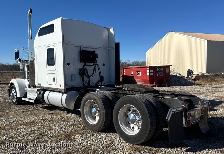 image for item ET4372 2014 Kenworth W900 semi truck