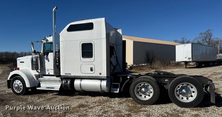 image for item ET4372 2014 Kenworth W900 semi truck