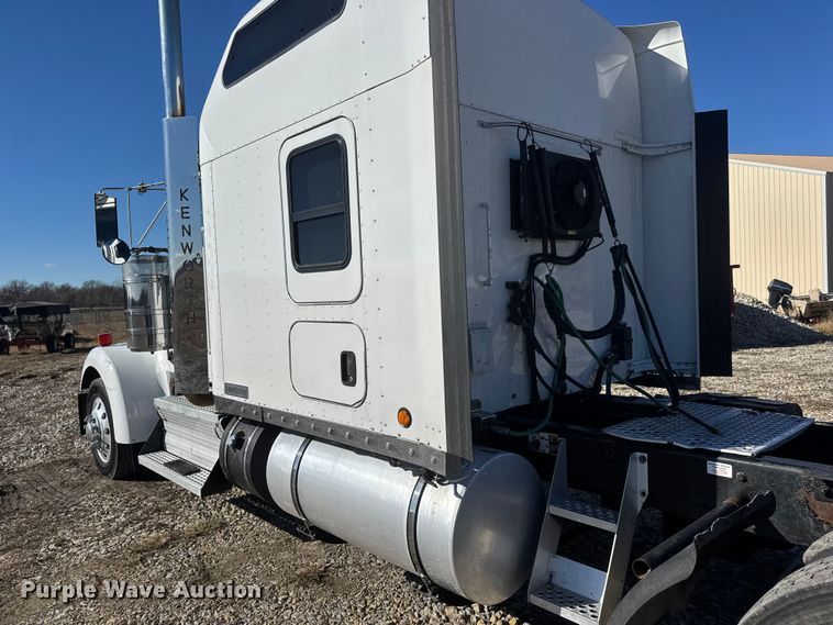 image for item ET4372 2014 Kenworth W900 semi truck