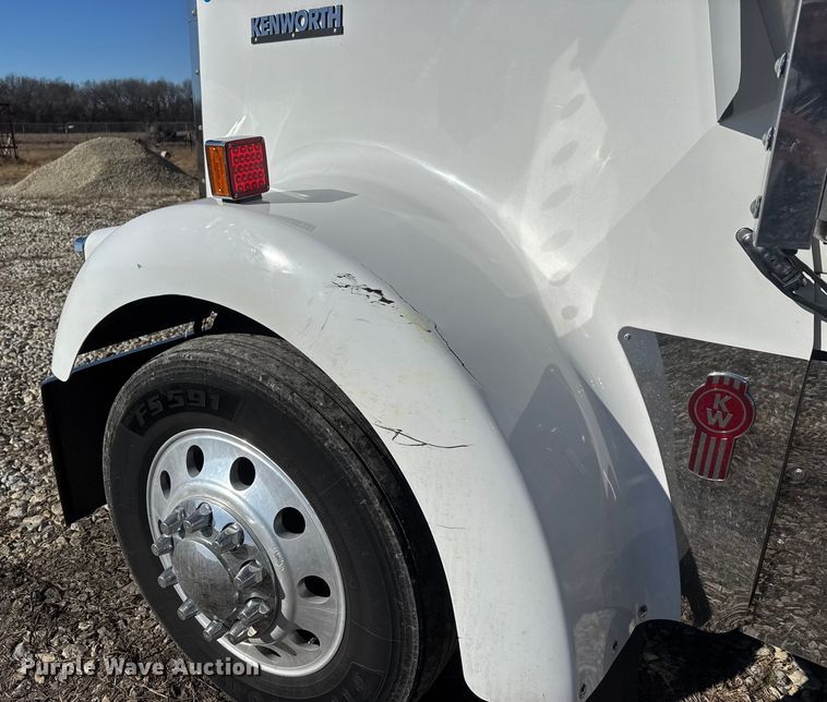 image for item ET4372 2014 Kenworth W900 semi truck