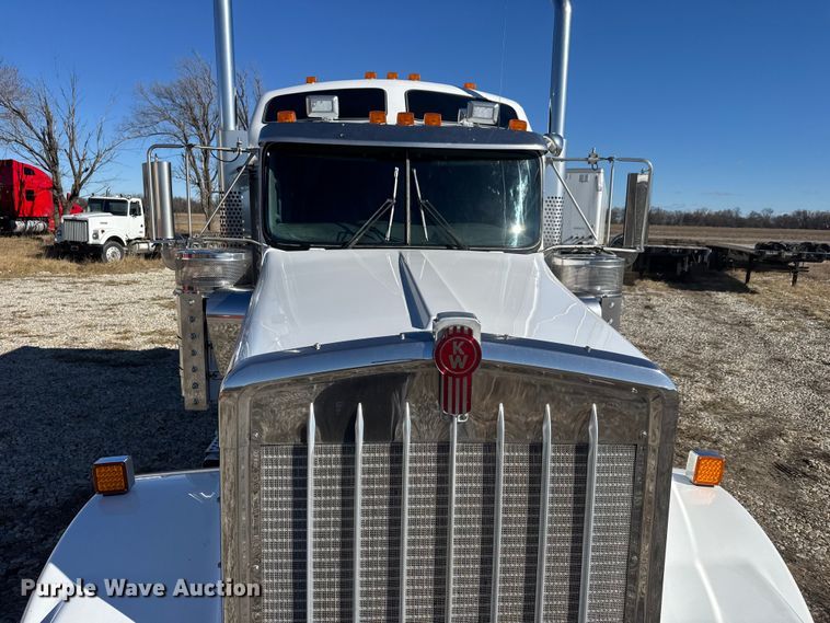 image for item ET4372 2014 Kenworth W900 semi truck