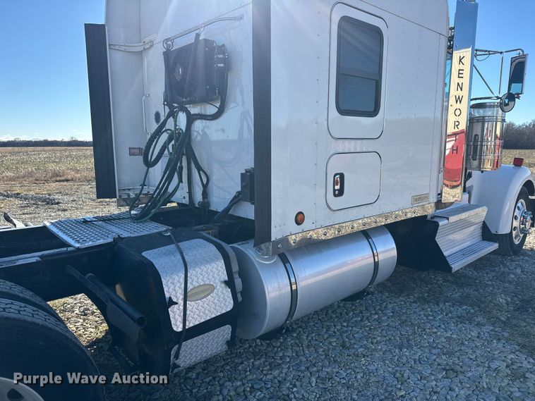image for item ET4372 2014 Kenworth W900 semi truck