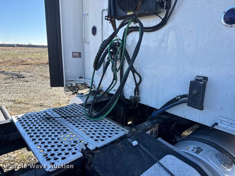 image for item ET4372 2014 Kenworth W900 semi truck