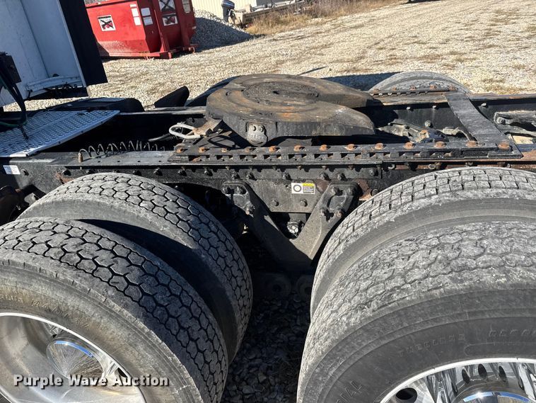 image for item ET4372 2014 Kenworth W900 semi truck