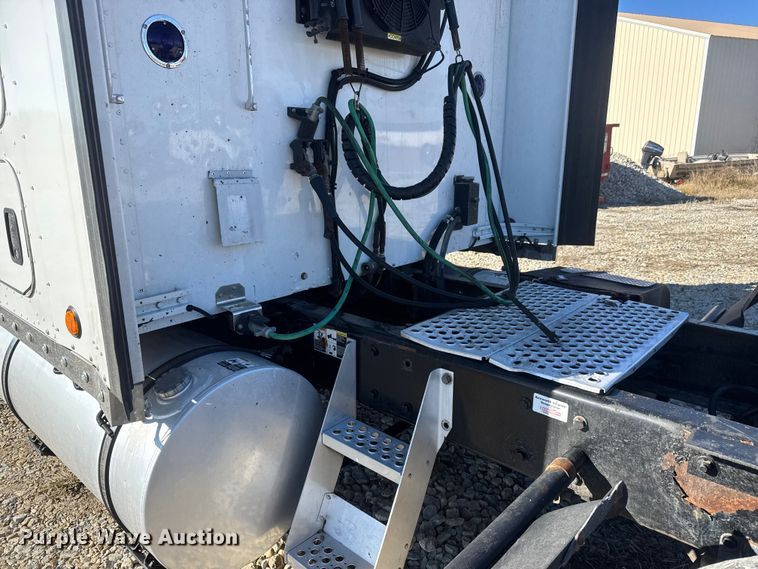 image for item ET4372 2014 Kenworth W900 semi truck