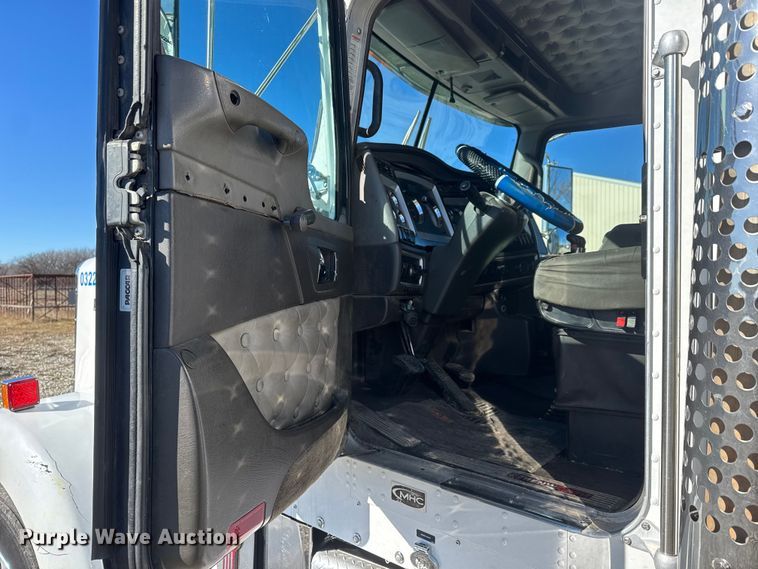 image for item ET4372 2014 Kenworth W900 semi truck