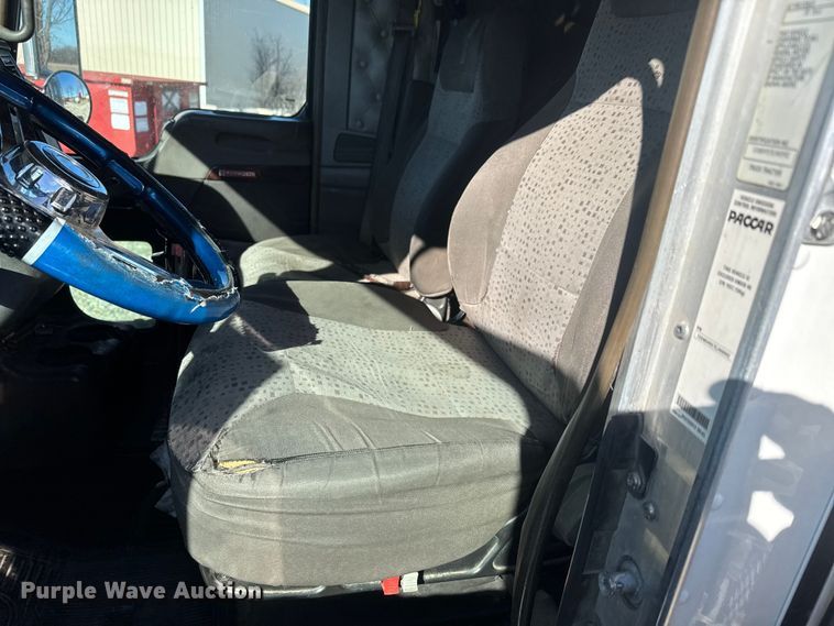 image for item ET4372 2014 Kenworth W900 semi truck