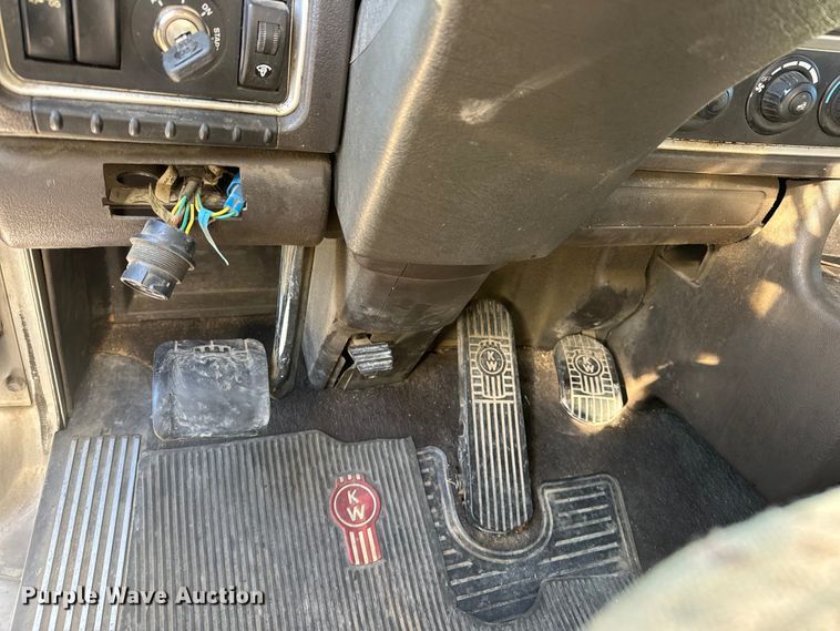 image for item ET4372 2014 Kenworth W900 semi truck