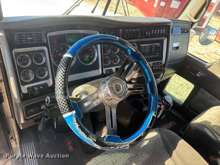 image for item ET4372 2014 Kenworth W900 semi truck