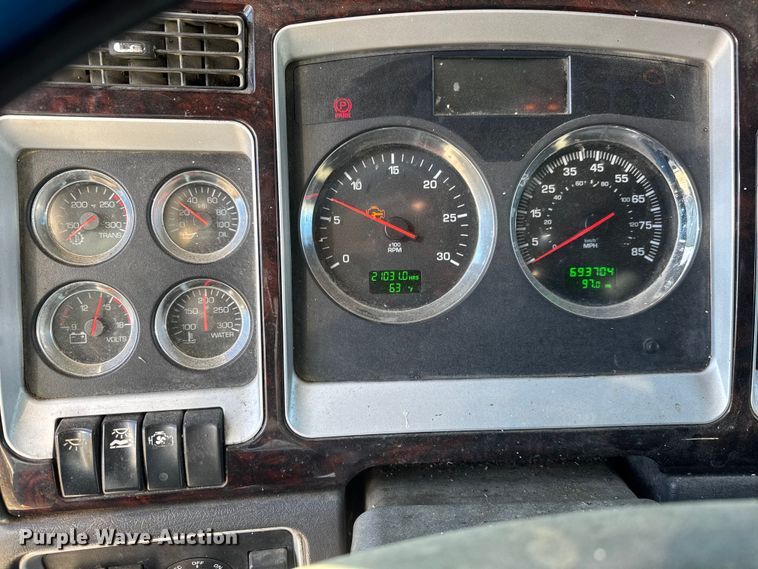 image for item ET4372 2014 Kenworth W900 semi truck