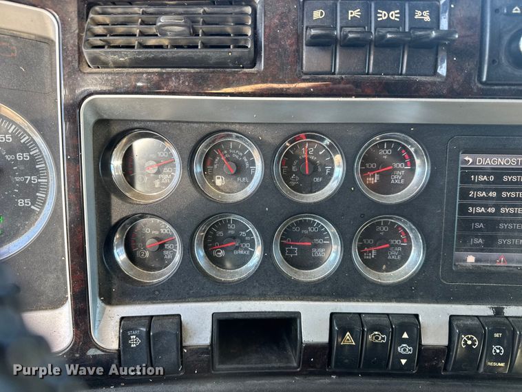 image for item ET4372 2014 Kenworth W900 semi truck