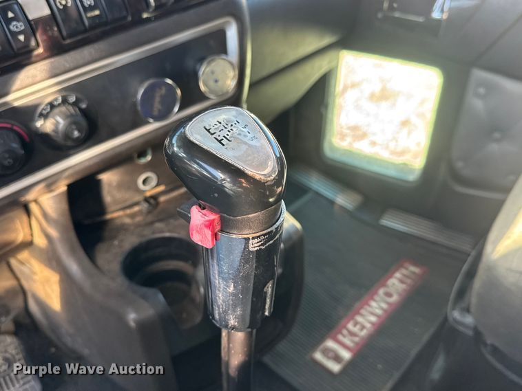 image for item ET4372 2014 Kenworth W900 semi truck