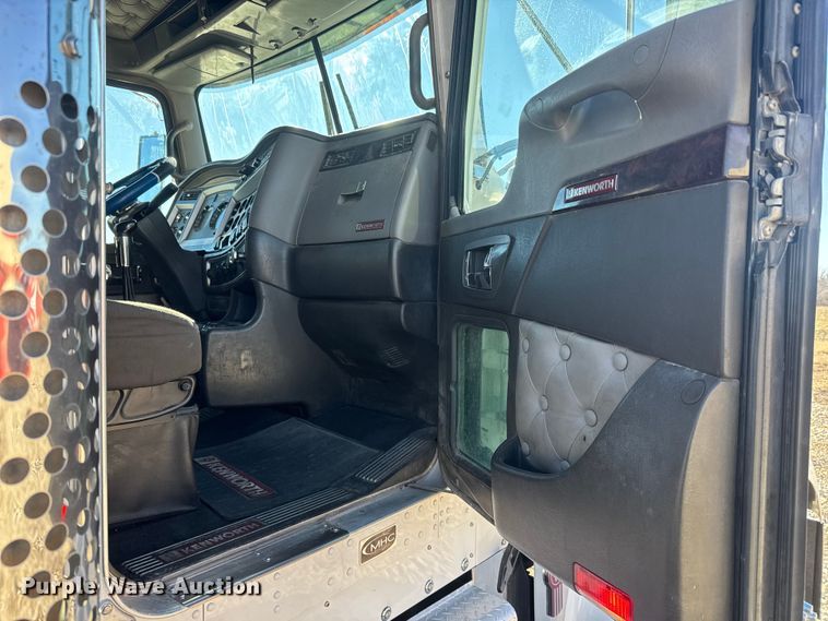 image for item ET4372 2014 Kenworth W900 semi truck