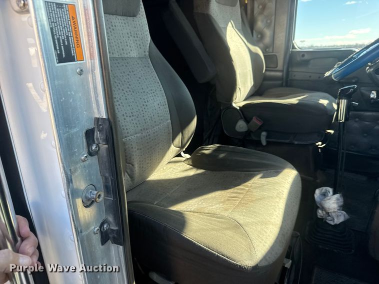 image for item ET4372 2014 Kenworth W900 semi truck