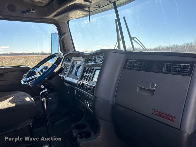 image for item ET4372 2014 Kenworth W900 semi truck
