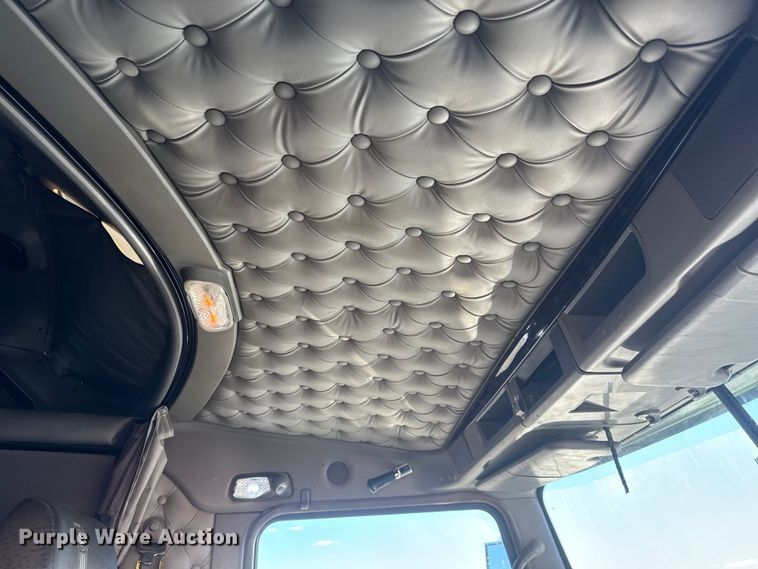 image for item ET4372 2014 Kenworth W900 semi truck