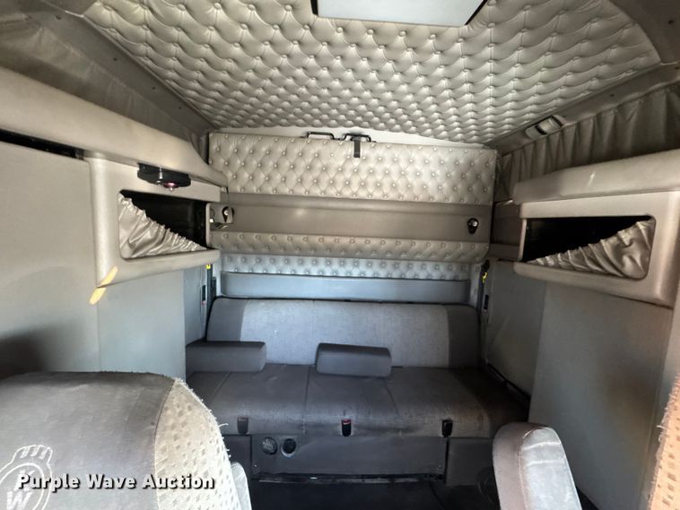 image for item ET4372 2014 Kenworth W900 semi truck