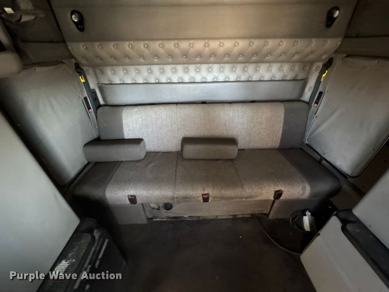 image for item ET4372 2014 Kenworth W900 semi truck