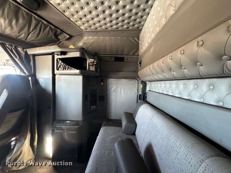 image for item ET4372 2014 Kenworth W900 semi truck