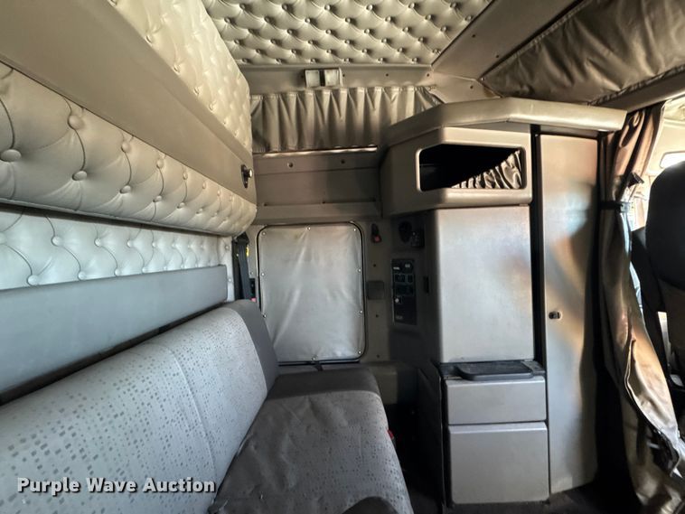 image for item ET4372 2014 Kenworth W900 semi truck