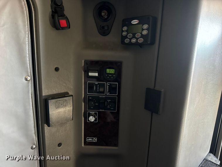 image for item ET4372 2014 Kenworth W900 semi truck