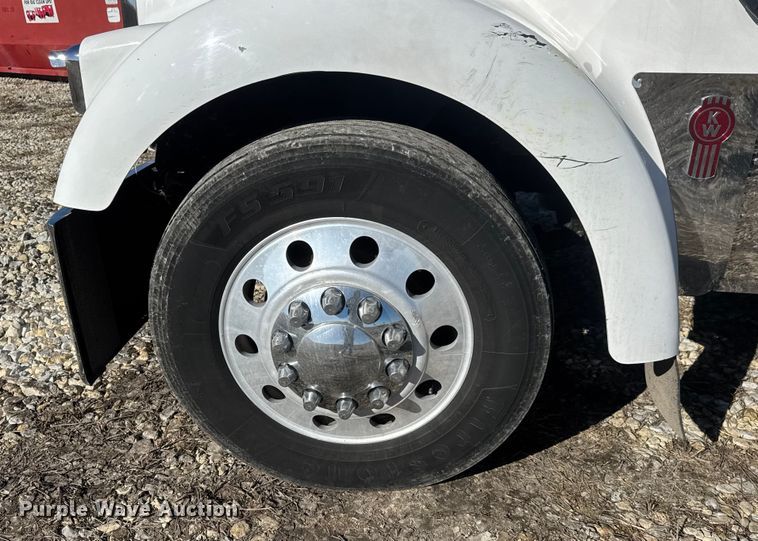 image for item ET4372 2014 Kenworth W900 semi truck