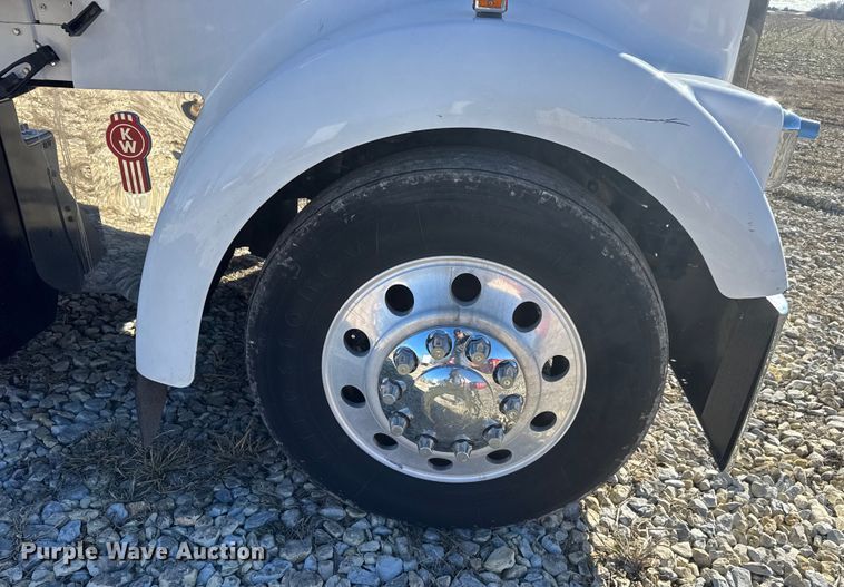 image for item ET4372 2014 Kenworth W900 semi truck