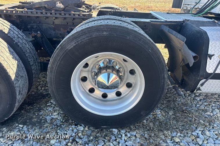 image for item ET4372 2014 Kenworth W900 semi truck