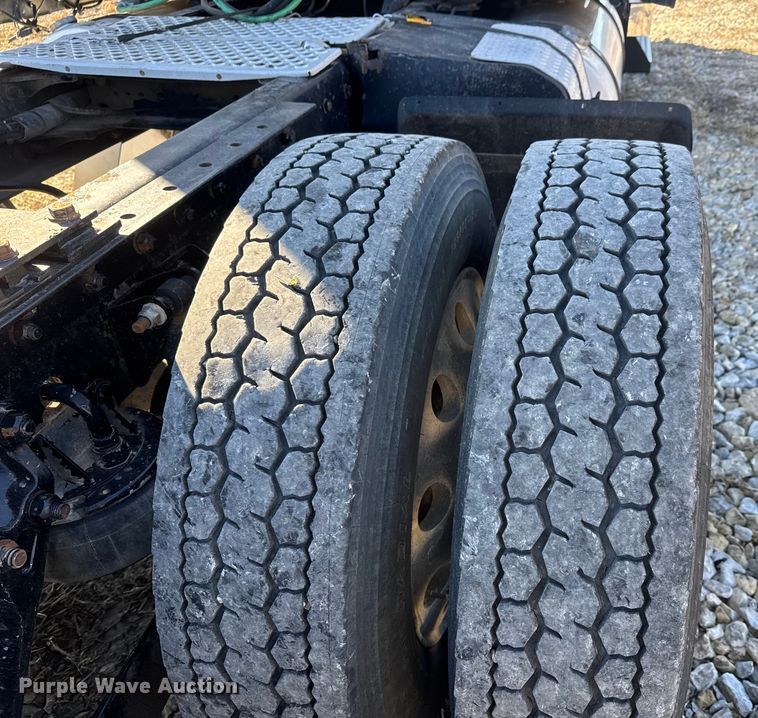 image for item ET4372 2014 Kenworth W900 semi truck