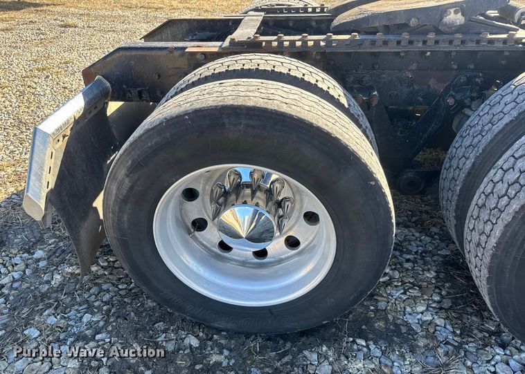 image for item ET4372 2014 Kenworth W900 semi truck