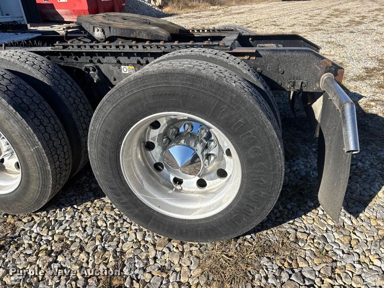 image for item ET4372 2014 Kenworth W900 semi truck