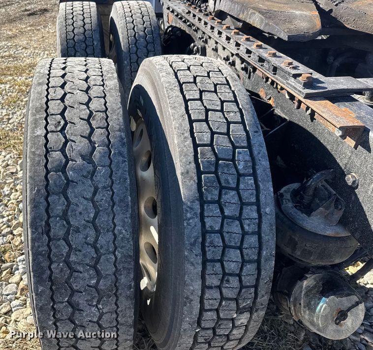 image for item ET4372 2014 Kenworth W900 semi truck