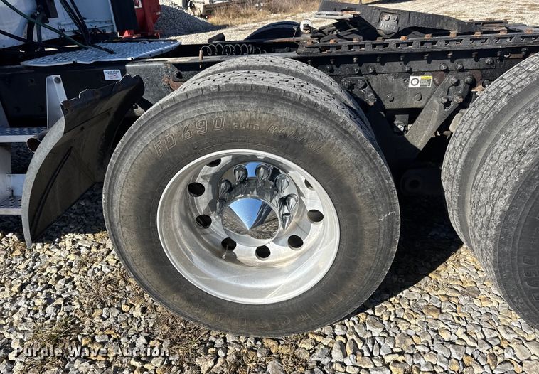 image for item ET4372 2014 Kenworth W900 semi truck