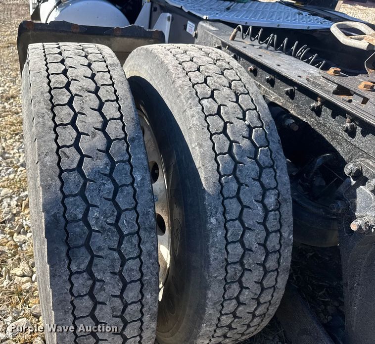 image for item ET4372 2014 Kenworth W900 semi truck