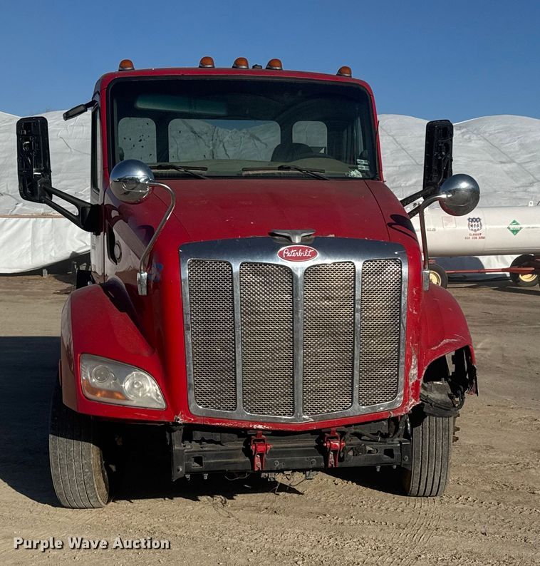 image for item ET4416 2016 Peterbilt 579 semi truck