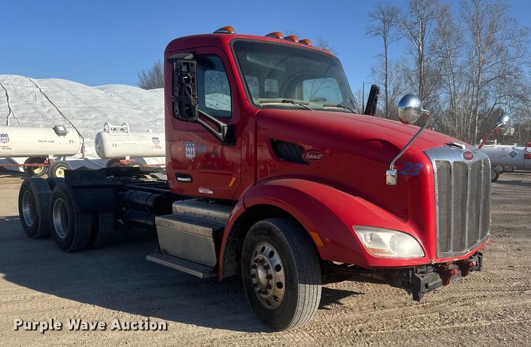 image for item ET4416 2016 Peterbilt 579 semi truck