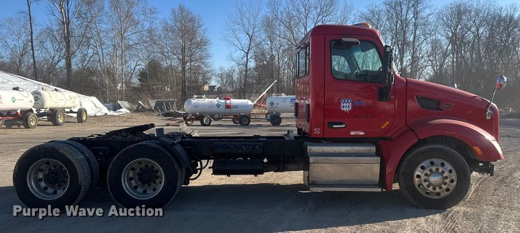 image for item ET4416 2016 Peterbilt 579 semi truck