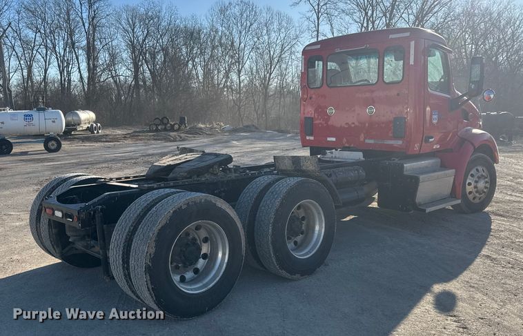 image for item ET4416 2016 Peterbilt 579 semi truck