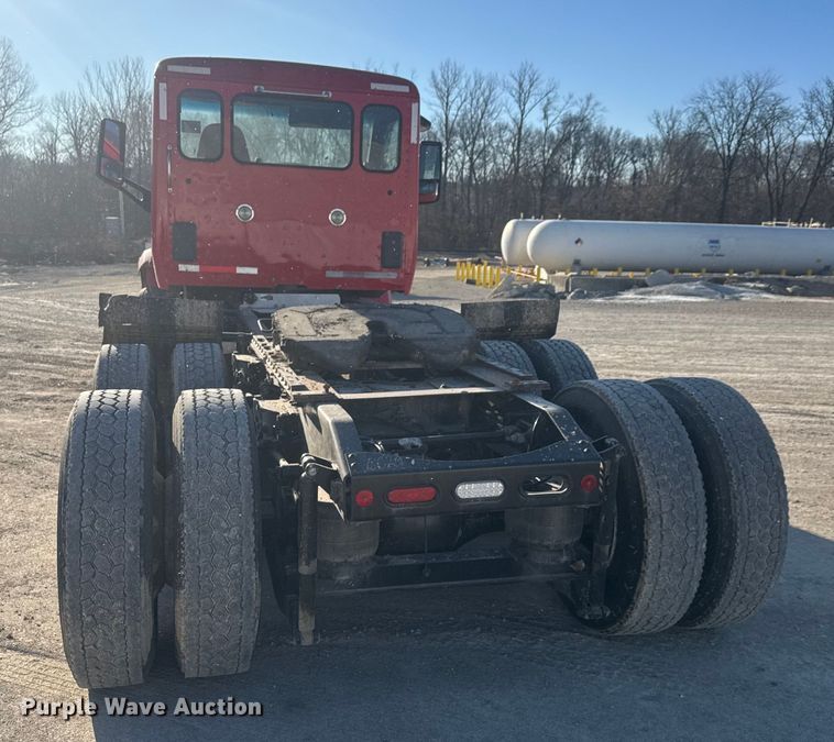 image for item ET4416 2016 Peterbilt 579 semi truck