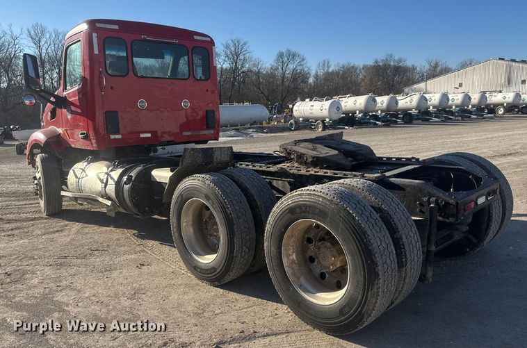 image for item ET4416 2016 Peterbilt 579 semi truck