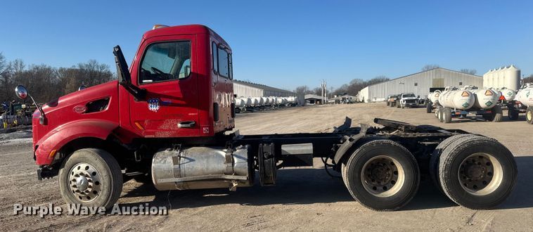 image for item ET4416 2016 Peterbilt 579 semi truck