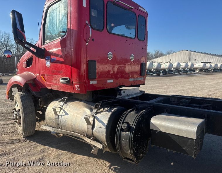 image for item ET4416 2016 Peterbilt 579 semi truck