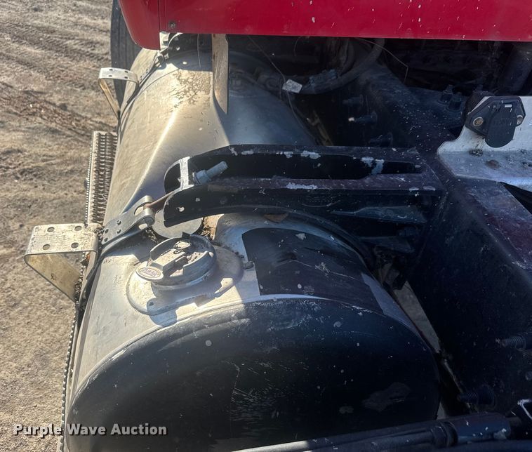 image for item ET4416 2016 Peterbilt 579 semi truck