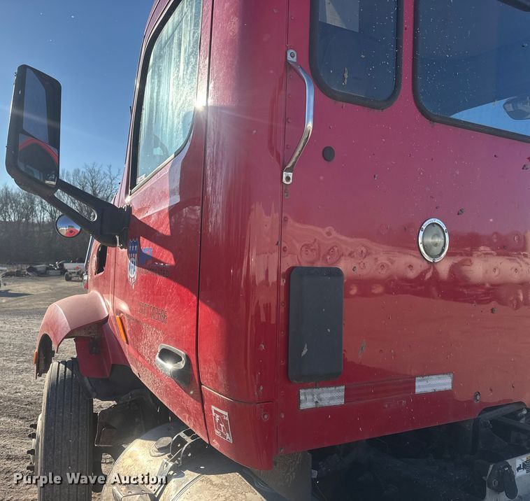 image for item ET4416 2016 Peterbilt 579 semi truck