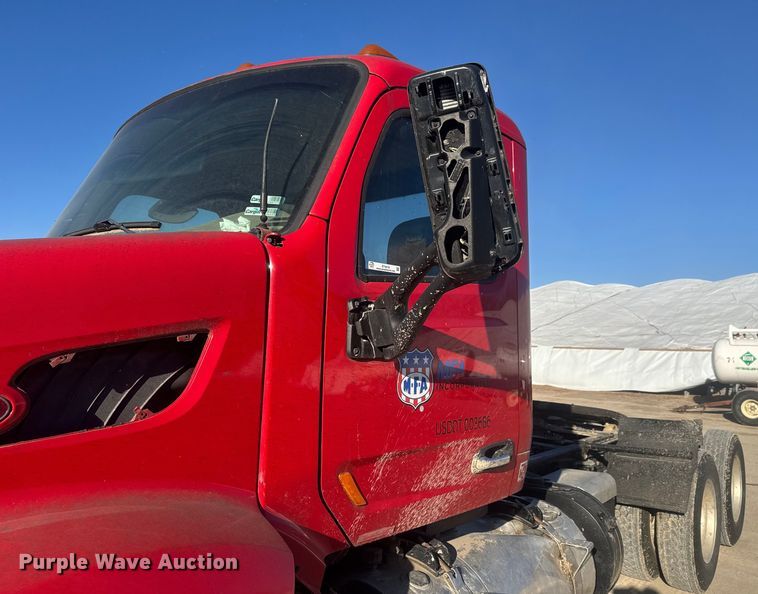 image for item ET4416 2016 Peterbilt 579 semi truck