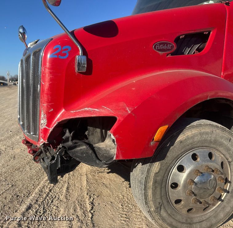 image for item ET4416 2016 Peterbilt 579 semi truck