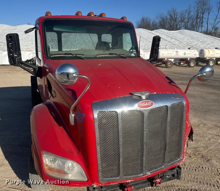 image for item ET4416 2016 Peterbilt 579 semi truck