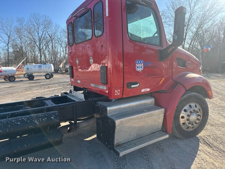 image for item ET4416 2016 Peterbilt 579 semi truck