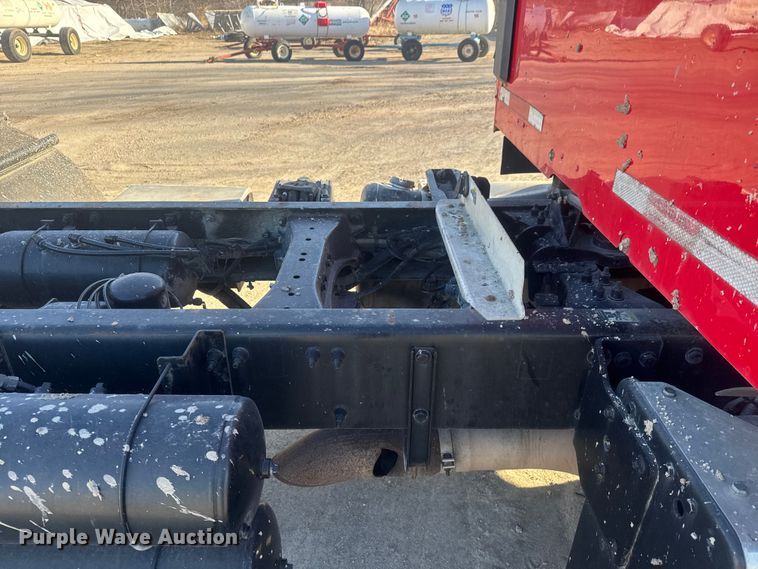 image for item ET4416 2016 Peterbilt 579 semi truck