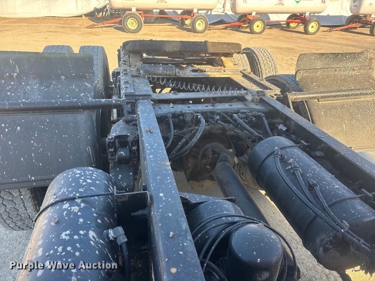 image for item ET4416 2016 Peterbilt 579 semi truck